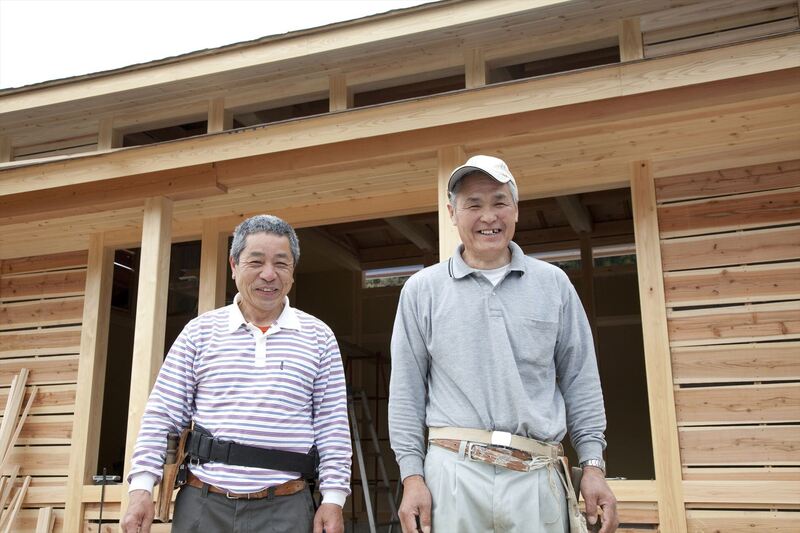 笑顔の大工たち