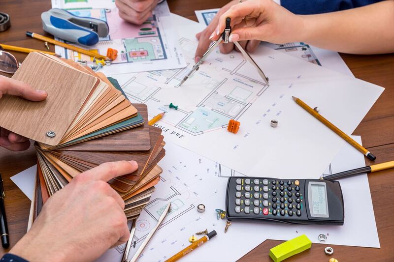 木目を選ぶスタッフ_R